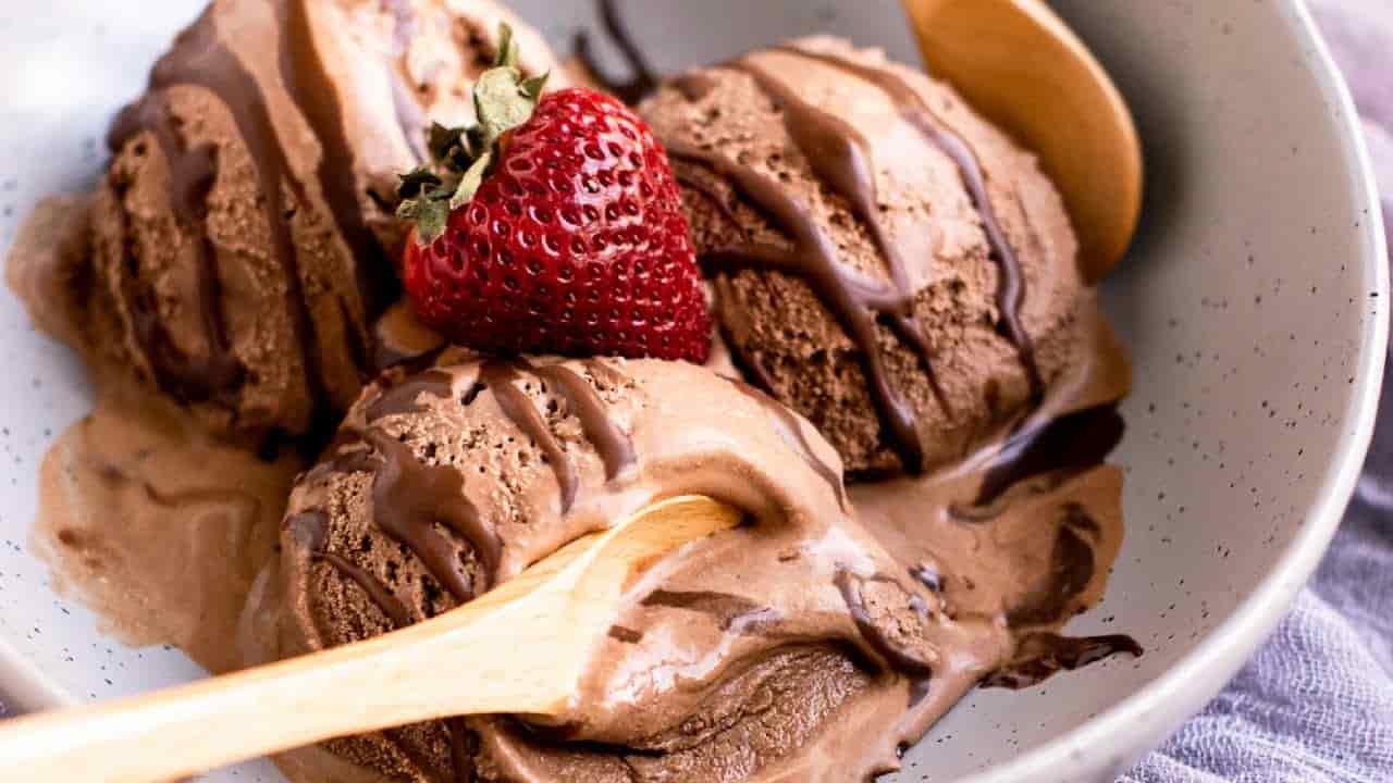 بستنی شکلاتی لیوانی با طعم طبیعی و مواد اولیه تازه